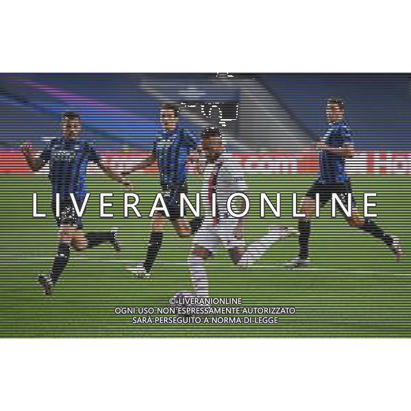 LISBON, PORTUGAL - AUGUST 12: Neymar of Paris Saint-Germain shoots during the UEFA Champions League Quarter Final match between Atalanta and Paris Saint-Germain at Estadio do Sport Lisboa e Benfica on August 12, 2020 in Lisbon, Portugal. (Photo by Michael Regan - UEFA/UEFA via Getty Images) AG ALDO LIVERANI SAS
