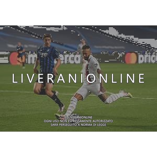LISBON, PORTUGAL - AUGUST 12: Neymar of Paris Saint-Germain shoots during the UEFA Champions League Quarter Final match between Atalanta and Paris Saint-Germain at Estadio do Sport Lisboa e Benfica on August 12, 2020 in Lisbon, Portugal. (Photo by Michael Regan - UEFA/UEFA via Getty Images) AG ALDO LIVERANI SAS