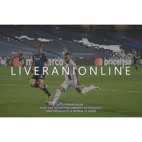 LISBON, PORTUGAL - AUGUST 12: Neymar of Paris Saint-Germain shoots during the UEFA Champions League Quarter Final match between Atalanta and Paris Saint-Germain at Estadio do Sport Lisboa e Benfica on August 12, 2020 in Lisbon, Portugal. (Photo by Michael Regan - UEFA/UEFA via Getty Images) AG ALDO LIVERANI SAS