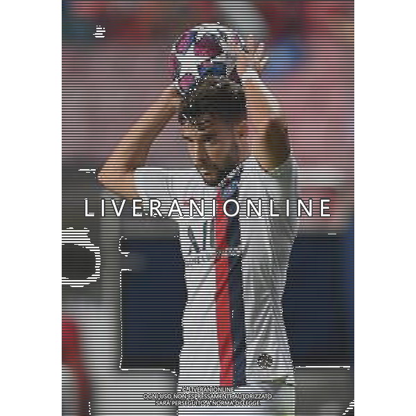 LISBON, PORTUGAL - AUGUST 12: Juan Bernat of Paris Saint-Germain takes a throw in during the UEFA Champions League Quarter Final match between Atalanta and Paris Saint-Germain at Estadio do Sport Lisboa e Benfica on August 12, 2020 in Lisbon, Portugal. (Photo by Michael Regan - UEFA/UEFA via Getty Images) AG ALDO LIVERANI SAS