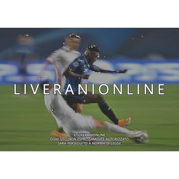 LISBON, PORTUGAL - AUGUST 12: Duvan Zapata of Atalanta is challenged by Thiago Silva of Paris Saint-Germain during the UEFA Champions League Quarter Final match between Atalanta and Paris Saint-Germain at Estadio do Sport Lisboa e Benfica on August 12, 2020 in Lisbon, Portugal. (Photo by Michael Regan - UEFA/UEFA via Getty Images) AG ALDO LIVERANI SAS