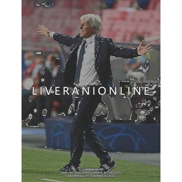 LISBON, PORTUGAL - AUGUST 12: Gian Piero Gasperini, Manager of Atalanta reacts during the UEFA Champions League Quarter Final match between Atalanta and Paris Saint-Germain at Estadio do Sport Lisboa e Benfica on August 12, 2020 in Lisbon, Portugal. (Photo by Michael Regan - UEFA/UEFA via Getty Images) AG ALDO LIVERANI SAS