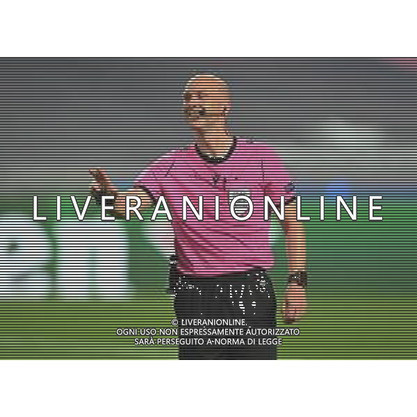 LISBON, PORTUGAL - AUGUST 12: arbitro - Referee Anthony Taylor reacts during the UEFA Champions League Quarter Final match between Atalanta and Paris Saint-Germain at Estadio do Sport Lisboa e Benfica on August 12, 2020 in Lisbon, Portugal. (Photo by Michael Regan - UEFA/UEFA via Getty Images) AG ALDO LIVERANI SAS