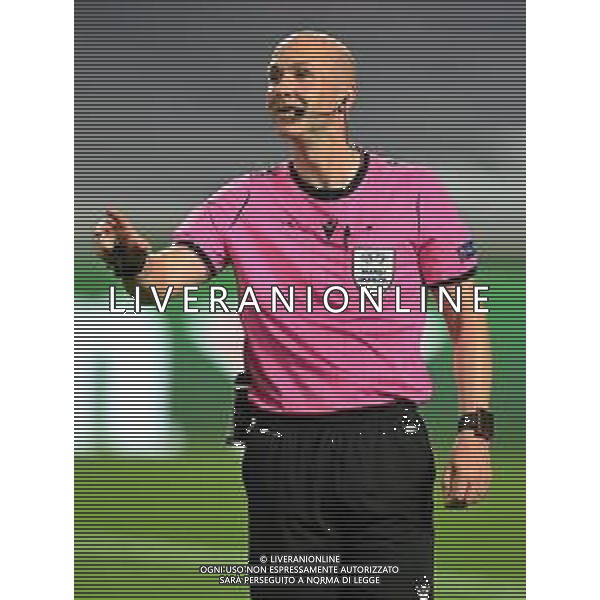 LISBON, PORTUGAL - AUGUST 12: Arbitro - Referee Anthony Taylor reacts during the UEFA Champions League Quarter Final match between Atalanta and Paris Saint-Germain at Estadio do Sport Lisboa e Benfica on August 12, 2020 in Lisbon, Portugal. (Photo by Michael Regan - UEFA/UEFA via Getty Images) AG ALDO LIVERANI SAS