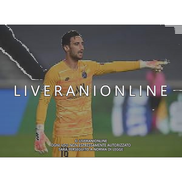 LISBON, PORTUGAL - AUGUST 12: Sergio Rico of Paris Saint-Germain gives his team instructions during the UEFA Champions League Quarter Final match between Atalanta and Paris Saint-Germain at Estadio do Sport Lisboa e Benfica on August 12, 2020 in Lisbon, Portugal. (Photo by Michael Regan - UEFA/UEFA via Getty Images) AG ALDO LIVERANI SAS