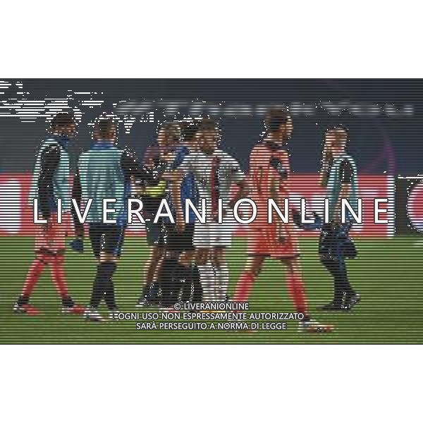 LISBON, PORTUGAL - AUGUST 12: Kylian Mbappe of Paris Saint-Germain shakes hands with the subs of Atalanta during the UEFA Champions League Quarter Final match between Atalanta and Paris Saint-Germain at Estadio do Sport Lisboa e Benfica on August 12, 2020 in Lisbon, Portugal. (Photo by Michael Regan - UEFA/UEFA via Getty Images) AG ALDO LIVERANI SAS