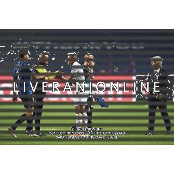 LISBON, PORTUGAL - AUGUST 12: Kylian Mbappe of Paris Saint-Germain shakes hands with Mattia Caldara of Atalanta after the UEFA Champions League Quarter Final match between Atalanta and Paris Saint-Germain at Estadio do Sport Lisboa e Benfica on August 12, 2020 in Lisbon, Portugal. (Photo by Michael Regan - UEFA/UEFA via Getty Images) AG ALDO LIVERANI SAS