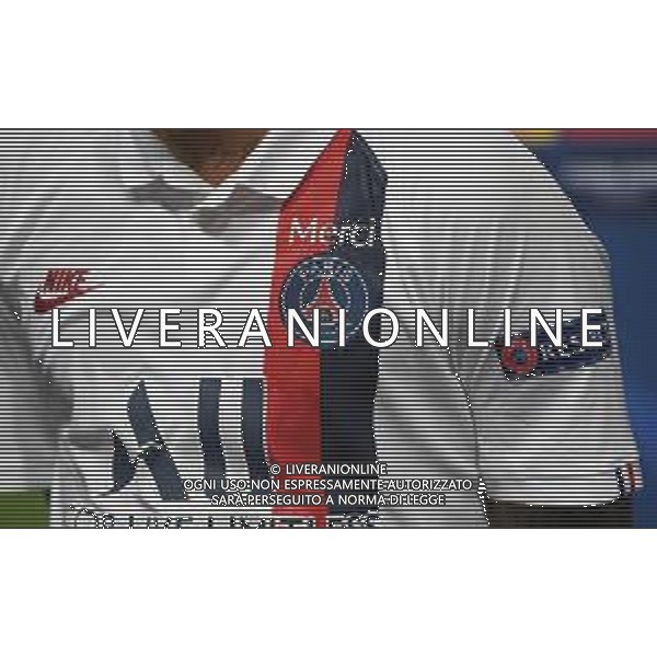 LISBON, PORTUGAL - AUGUST 12: A detailed view of the PSG logo and the word Merci on the front of Neymar of Paris Saint-Germain shirt during the UEFA Champions League Quarter Final match between Atalanta and Paris Saint-Germain at Estadio do Sport Lisboa e Benfica on August 12, 2020 in Lisbon, Portugal. (Photo by Michael Regan - UEFA/UEFA via Getty Images) AG ALDO LIVERANI SAS