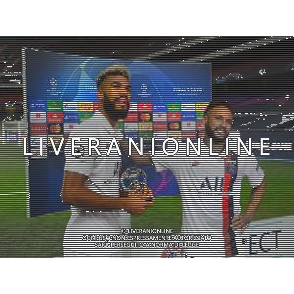LISBON, PORTUGAL - AUGUST 12: Eric Maxim Choupo-Moting of Paris Saint-Germain hands Neymar of Paris Saint-Germain his UEFA Champions League Man of the Match award after the UEFA Champions League Quarter Final match between Atalanta and Paris Saint-Germain at Estadio do Sport Lisboa e Benfica on August 12, 2020 in Lisbon, Portugal. (Photo by Michael Regan - UEFA/UEFA via Getty Images) AG ALDO LIVERANI SAS