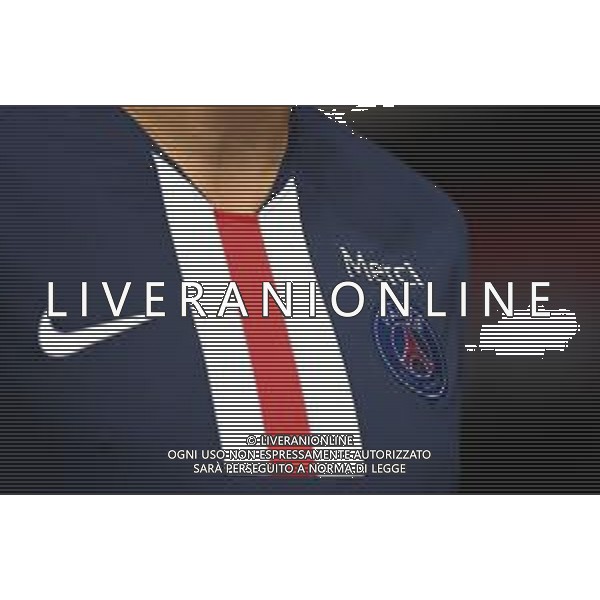 LISBON, PORTUGAL - AUGUST 18: The word "Merci" is seen above the PSG logo on Angel Di Maria of Paris Saint-Germain shirt after the UEFA Champions League Semi Final match between RB Leipzig and Paris Saint-Germain F.C at Estadio do Sport Lisboa e Benfica on August 18, 2020 in Lisbon, Portugal. (Photo by Michael Regan - UEFA/UEFA via Getty Images) AG ALDO LIVERANI SAS