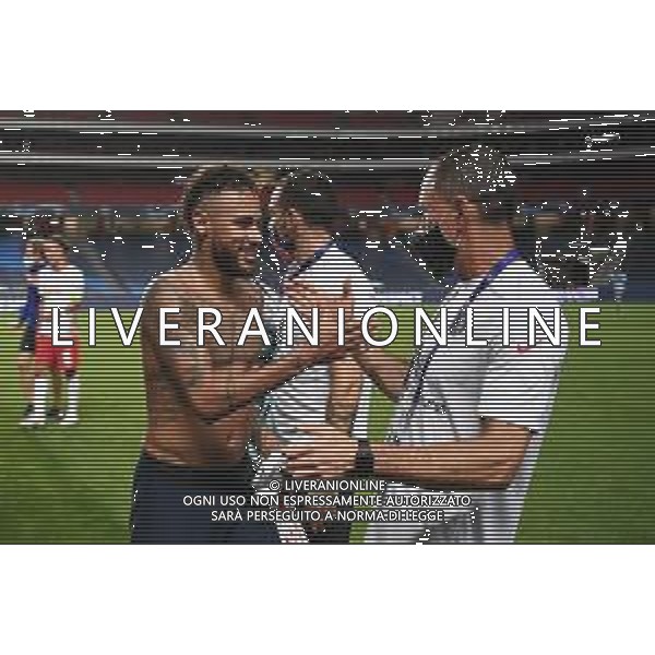 LISBON, PORTUGAL - AUGUST 18: Neymar of Paris Saint-Germain celebrates victory with a member of the PSG backroom staff after the UEFA Champions League Semi Final match between RB Leipzig and Paris Saint-Germain F.C at Estadio do Sport Lisboa e Benfica on August 18, 2020 in Lisbon, Portugal. (Photo by Michael Regan - UEFA/UEFA via Getty Images) AG ALDO LIVERANI SAS