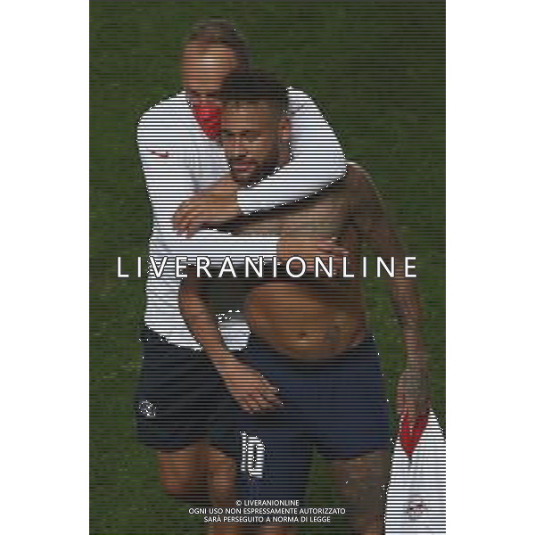 LISBON, PORTUGAL - AUGUST 18: Neymar of Paris Saint-Germain celebrates victory with a member of the PSG backroom staff after the UEFA Champions League Semi Final match between RB Leipzig and Paris Saint-Germain F.C at Estadio do Sport Lisboa e Benfica on August 18, 2020 in Lisbon, Portugal. (Photo by Julian Finney - UEFA/UEFA via Getty Images) AG ALDO LIVERANI SAS