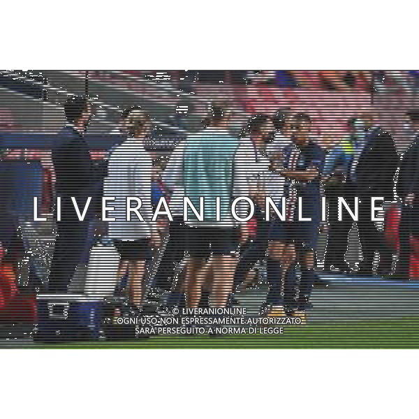 LISBON, PORTUGAL - AUGUST 18: Kylian Mbappe of Paris Saint-Germain high fives the subs bench after being subbed during the UEFA Champions League Semi Final match between RB Leipzig and Paris Saint-Germain F.C at Estadio do Sport Lisboa e Benfica on August 18, 2020 in Lisbon, Portugal. (Photo by Michael Regan - UEFA/UEFA via Getty Images) AG ALDO LIVERANI SAS