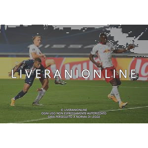 LISBON, PORTUGAL - AUGUST 18: Kylian Mbappe of Paris Saint-Germain wins a header during the UEFA Champions League Semi Final match between RB Leipzig and Paris Saint-Germain F.C at Estadio do Sport Lisboa e Benfica on August 18, 2020 in Lisbon, Portugal. (Photo by Michael Regan - UEFA/UEFA via Getty Images) AG ALDO LIVERANI SAS