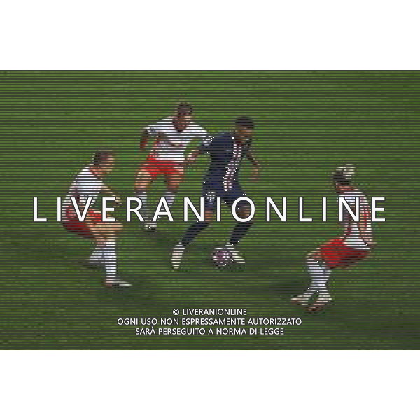 LISBON, PORTUGAL - AUGUST 18: Neymar of Paris Saint-Germain is challenged by Lukas Klostermann, Dani Olmo and Kevin Kampl of RB Leipzig during the UEFA Champions League Semi Final match between RB Leipzig and Paris Saint-Germain F.C at Estadio do Sport Lisboa e Benfica on August 18, 2020 in Lisbon, Portugal. (Photo by Julian Finney - UEFA/UEFA via Getty Images) AG ALDO LIVERANI SAS