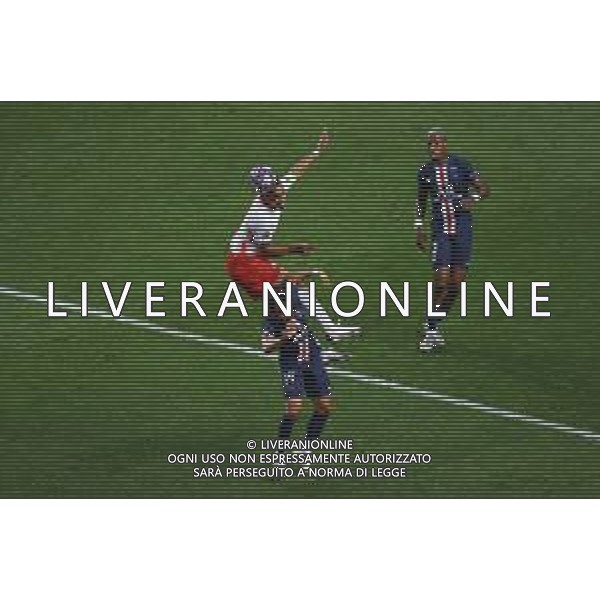 LISBON, PORTUGAL - AUGUST 18: Yussuf Poulsen of RB Leipzig battles for possession with Juan Bernat of Paris Saint-Germain during the UEFA Champions League Semi Final match between RB Leipzig and Paris Saint-Germain F.C at Estadio do Sport Lisboa e Benfica on August 18, 2020 in Lisbon, Portugal. (Photo by Julian Finney - UEFA/UEFA via Getty Images) AG ALDO LIVERANI SAS