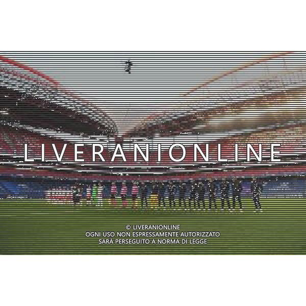 LISBON, PORTUGAL - AUGUST 18: The two teams line up prior to the UEFA Champions League Semi Final match between RB Leipzig and Paris Saint-Germain F.C at Estadio do Sport Lisboa e Benfica on August 18, 2020 in Lisbon, Portugal. (Photo by UEFA - Handout/UEFA via Getty Images) AG ALDO LIVERANI SAS