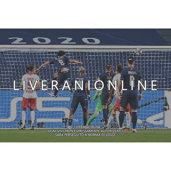 LISBON, PORTUGAL - AUGUST 18: Marquinhos of Paris Saint-Germain scores his team\'s first goal during the UEFA Champions League Semi Final match between RB Leipzig and Paris Saint-Germain F.C at Estadio do Sport Lisboa e Benfica on August 18, 2020 in Lisbon, Portugal. (Photo by Michael Regan - UEFA/UEFA via Getty Images) AG ALDO LIVERANI SAS
