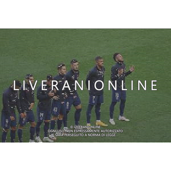 LISBON, PORTUGAL - AUGUST 18: Kylian Mbappe and Neymar of Paris Saint-Germain line up prior to the UEFA Champions League Semi Final match between RB Leipzig and Paris Saint-Germain F.C at Estadio do Sport Lisboa e Benfica on August 18, 2020 in Lisbon, Portugal. (Photo by UEFA - Handout/UEFA via Getty Images) AG ALDO LIVERANI SAS