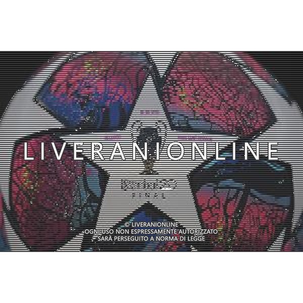 LISBON, PORTUGAL - AUGUST 18: A detailed view of the match ball prior to the UEFA Champions League Semi Final match between RB Leipzig and Paris Saint-Germain F.C at Estadio do Sport Lisboa e Benfica on August 18, 2020 in Lisbon, Portugal. (Photo by Michael Regan - UEFA/UEFA via Getty Images) AG ALDO LIVERANI SAS