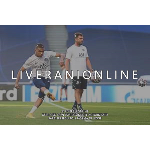 LISBON, PORTUGAL - AUGUST 18: Kylian Mbappe of Paris Saint-Germain shoots as he warms up prior to the UEFA Champions League Semi Final match between RB Leipzig and Paris Saint-Germain F.C at Estadio do Sport Lisboa e Benfica on August 18, 2020 in Lisbon, Portugal. (Photo by Michael Regan - UEFA/UEFA via Getty Images) AG ALDO LIVERANI SAS