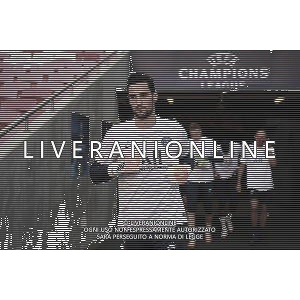 LISBON, PORTUGAL - AUGUST 18: Sergio Rico of Paris Saint-Germain walks out to warm up prior to the UEFA Champions League Semi Final match between RB Leipzig and Paris Saint-Germain F.C at Estadio do Sport Lisboa e Benfica on August 18, 2020 in Lisbon, Portugal. (Photo by Michael Regan - UEFA/UEFA via Getty Images) AG ALDO LIVERANI SAS