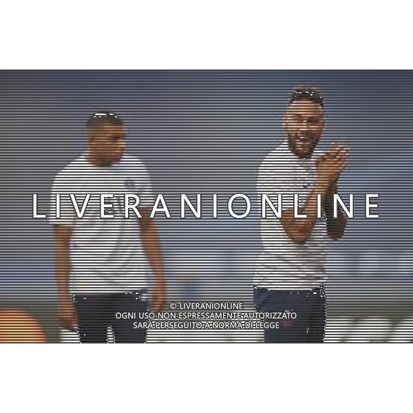 LISBON, PORTUGAL - AUGUST 18: Neymar of Paris Saint-Germain reacts prior to the UEFA Champions League Semi Final match between RB Leipzig and Paris Saint-Germain F.C at Estadio do Sport Lisboa e Benfica on August 18, 2020 in Lisbon, Portugal. (Photo by Michael Regan - UEFA/UEFA via Getty Images) AG ALDO LIVERANI SAS