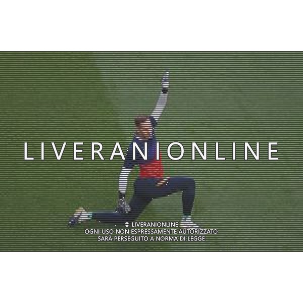 LISBON, PORTUGAL - AUGUST 18: Peter Gulacsi of RB Leipzig warms up prior to the UEFA Champions League Semi Final match between RB Leipzig and Paris Saint-Germain F.C at Estadio do Sport Lisboa e Benfica on August 18, 2020 in Lisbon, Portugal. (Photo by Julian Finney - UEFA/UEFA via Getty Images) AG ALDO LIVERANI SAS