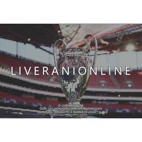 LISBON, PORTUGAL - AUGUST 18: The UEFA Champions League Trophy is seen pitch side prior to the UEFA Champions League Semi Final match between RB Leipzig and Paris Saint-Germain F.C at Estadio do Sport Lisboa e Benfica on August 18, 2020 in Lisbon, Portugal. (Photo by Michael Regan - UEFA/UEFA via Getty Images) AG ALDO LIVERANI SAS