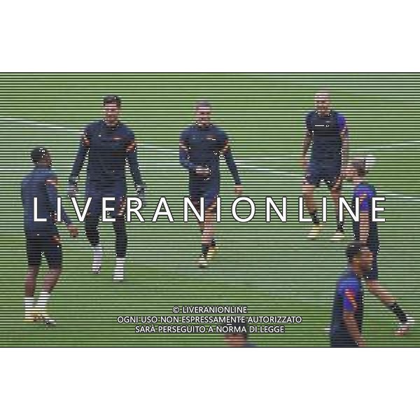 LISBON, PORTUGAL - AUGUST 17: Marcel Sabitzer of RB Leipzig speaks to his team mates during a RB Leipzig training session at Estadio do Sport Lisboa e Benfica on August 17, 2020 in Lisbon, Portugal. (Photo by Julian Finney - UEFA/Getty Images) AG ALDO LIVERANI SAS