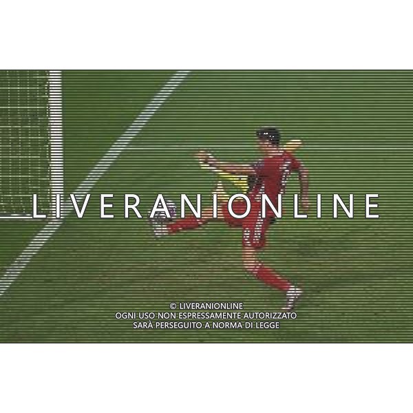 LISBON, PORTUGAL - AUGUST 19: Robert Lewandowski of Bayern Munich misses a chance during the UEFA Champions League Semi Final match between Olympique Lyonnais and Bayern Munich at Estadio Jose Alvalade on August 19, 2020 in Lisbon, Portugal. (Photo by Michael Regan - UEFA/UEFA via Getty Images) AG ALDO LIVERANI SAS