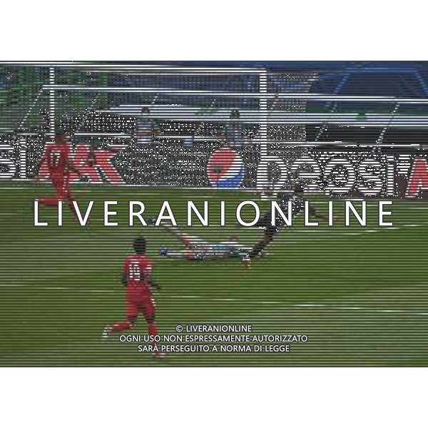 LISBON, PORTUGAL - AUGUST 19: Memphis Depay of Olympique Lyonnais misses a chance as he is challenged by Manuel Neuer of Bayern Munich during the UEFA Champions League Semi Final match between Olympique Lyonnais and Bayern Munich at Estadio Jose Alvalade on August 19, 2020 in Lisbon, Portugal. (Photo by Michael Regan - UEFA/UEFA via Getty Images) AG ALDO LIVERANI SAS