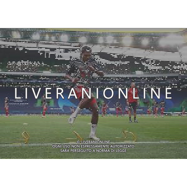LISBON, PORTUGAL - AUGUST 19: Serge Gnabry of Bayern Munich warms up prior to the UEFA Champions League Semi Final match between Olympique Lyonnais and Bayern Munich at Estadio Jose Alvalade on August 19, 2020 in Lisbon, Portugal. (Photo by Julian Finney - UEFA/UEFA via Getty Images) AG ALDO LIVERANI SAS