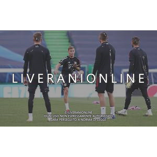 LISBON, PORTUGAL - AUGUST 18: Joshua Kimmich of Bayern Munich controls the ball during a training session ahead of their UEFA Champions League Semi Final match against Olympique Lyonnais at Estadio do Sport Lisboa e Benfica on August 18, 2020 in Lisbon, Portugal. (Photo by Carlos Rodrigues - UEFA/UEFA via Getty Images) AG ALDO LIVERANI SAS