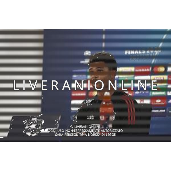 LISBON, PORTUGAL - AUGUST 18: Serge Gnabry of Bayern Munich speaks to the media during a press conference ahead of their UEFA Champions League Semi Final match against Olympique Lyonnais at Estadio do Sport Lisboa e Benfica on August 18, 2020 in Lisbon, Portugal. (Photo by UEFA - Handout/UEFA via Getty Images) AG ALDO LIVERANI SAS