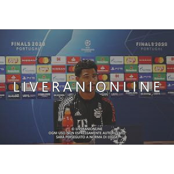LISBON, PORTUGAL - AUGUST 18: Serge Gnabry of Bayern Munich speaks to the media during a press conference ahead of their UEFA Champions League Semi Final match against Olympique Lyonnais at Estadio do Sport Lisboa e Benfica on August 18, 2020 in Lisbon, Portugal. (Photo by UEFA - Handout/UEFA via Getty Images) AG ALDO LIVERANI SAS