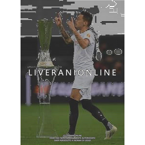 COLOGNE, GERMANY - AUGUST 21: Lucas Ocampos of Sevilla walks out to the pitch past the UEFA Europa League Trophy prior to the UEFA Europa League Final between Seville and FC Internazionale at RheinEnergieStadion on August 21, 2020 in Cologne, Germany. (Photo by UEFA - Handout/UEFA via Getty Images) AG ALDO LIVERANI SAS