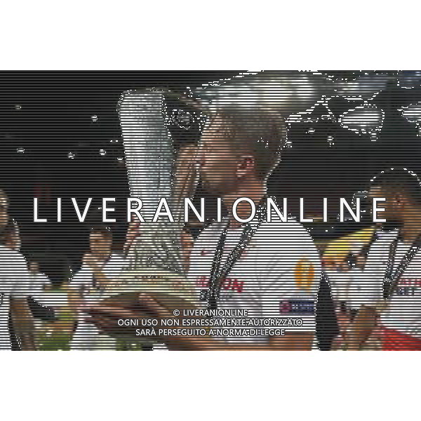 COLOGNE, GERMANY - AUGUST 21: Luuk de Jong of Sevilla kisses the UEFA Europa League Trophy following his team\'s victory in the UEFA Europa League Final between Seville and FC Internazionale at RheinEnergieStadion on August 21, 2020 in Cologne, Germany. (Photo by Alexander Hassenstein - UEFA/UEFA via Getty Images) AG ALDO LIVERANI SAS
