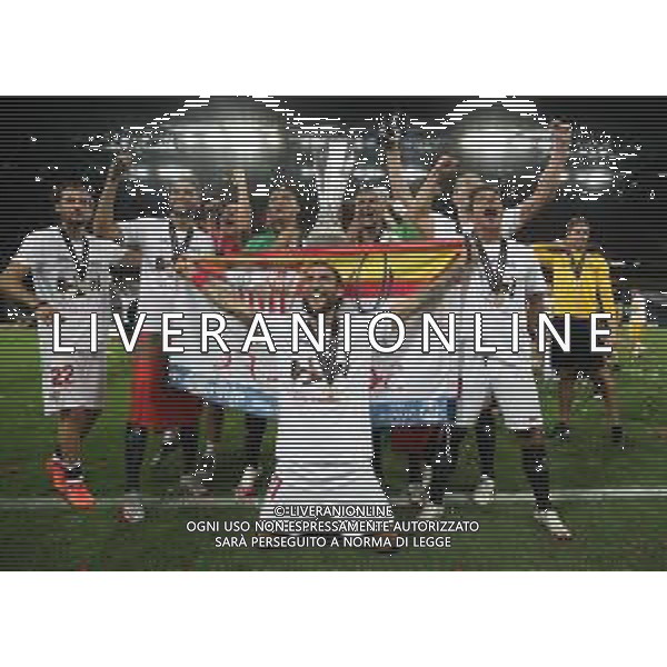 COLOGNE, GERMANY - AUGUST 21: Players of Sevilla FC celebrate with the UEFA Europa League Trophy following victory in the UEFA Europa League Final between Seville and FC Internazionale at RheinEnergieStadion on August 21, 2020 in Cologne, Germany. (Photo by Alexander Hassenstein - UEFA/UEFA via Getty Images) AG ALDO LIVERANI SAS