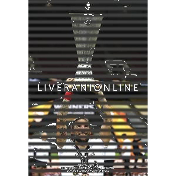 COLOGNE, GERMANY - AUGUST 21: Nemanja Gudelj of Sevilla FC celebrates with the UEFA Europa League Trophy following his team\'s victory in the UEFA Europa League Final between Seville and FC Internazionale at RheinEnergieStadion on August 21, 2020 in Cologne, Germany. (Photo by Alexander Hassenstein - UEFA/UEFA via Getty Images) AG ALDO LIVERANI SAS