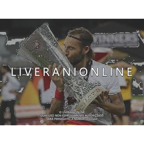 COLOGNE, GERMANY - AUGUST 21: Nemanja Gudelj of Sevilla kisses the UEFA Europa League Trophy following his team\'s victory in during the UEFA Europa League Final between Seville and FC Internazionale at RheinEnergieStadion on August 21, 2020 in Cologne, Germany. (Photo by Alexander Hassenstein - UEFA/UEFA via Getty Images) AG ALDO LIVERANI SAS