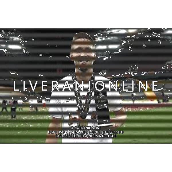 COLOGNE, GERMANY - AUGUST 21: Luuk de Jong of Sevilla poses for a photo with his UEFA Europa League Man of the Match award following the UEFA Europa League Final between Seville and FC Internazionale at RheinEnergieStadion on August 21, 2020 in Cologne, Germany. (Photo by Alexander Hassenstein - UEFA/UEFA via Getty Images) AG ALDO LIVERANI SAS