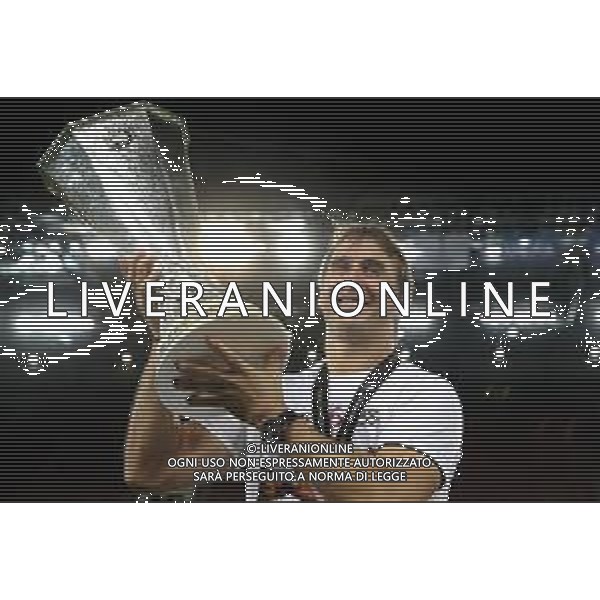 COLOGNE, GERMANY - AUGUST 21: Julen Lopetegui, Head Coach of Sevilla celebrates with the UEFA Europa League Trophy following his team\'s victory in during the UEFA Europa League Final between Seville and FC Internazionale at RheinEnergieStadion on August 21, 2020 in Cologne, Germany. (Photo by Alexander Hassenstein - UEFA/UEFA via Getty Images) AG ALDO LIVERANI SAS