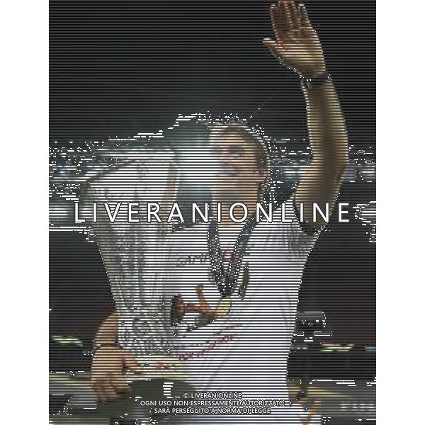 COLOGNE, GERMANY - AUGUST 21: Julen Lopetegui, Head Coach of Sevilla celebrates with the UEFA Europa League Trophy following his team\'s victory in the UEFA Europa League Final between Seville and FC Internazionale at RheinEnergieStadion on August 21, 2020 in Cologne, Germany. (Photo by Alexander Hassenstein - UEFA/UEFA via Getty Images) AG ALDO LIVERANI SAS