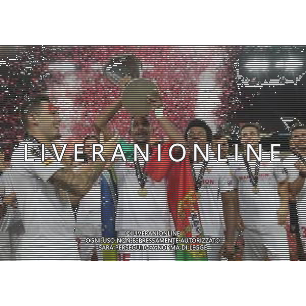 COLOGNE, GERMANY - AUGUST 21: Fernando of Sevilla celebrates with the UEFA Europa League Trophy following his team\'s victory in the UEFA Europa League Final between Seville and FC Internazionale at RheinEnergieStadion on August 21, 2020 in Cologne, Germany. (Photo by Alexander Hassenstein - UEFA/UEFA via Getty Images) AG ALDO LIVERANI SAS