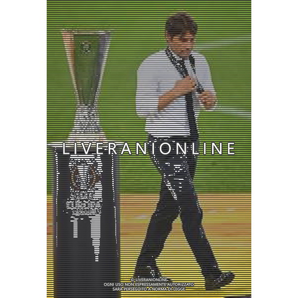 COLOGNE, GERMANY - AUGUST 21: Antonio Conte, Manager of Inter Milan looks dejected as walks past the UEFA Europa League Trophy with his runners up medal following the UEFA Europa League Final between Seville and FC Internazionale at RheinEnergieStadion on August 21, 2020 in Cologne, Germany. (Photo by Stuart Franklin - UEFA/UEFA via Getty Images) AG ALDO LIVERANI SAS