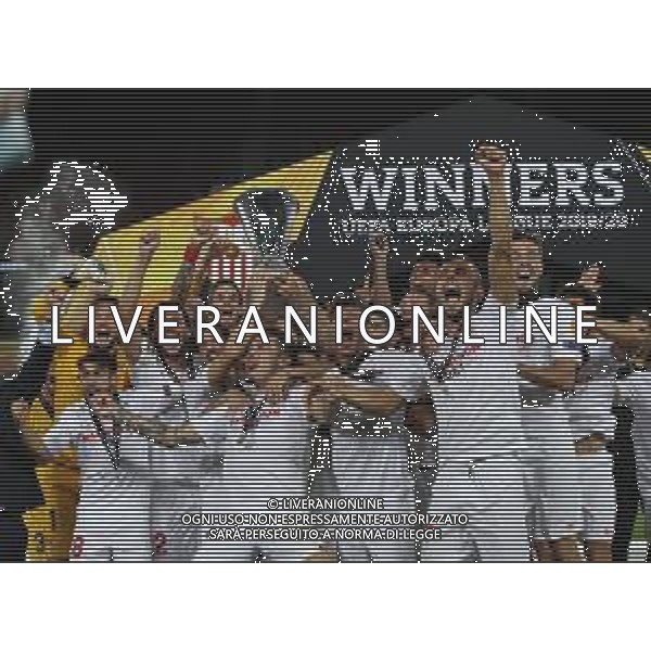 COLOGNE, GERMANY - AUGUST 21: Lucas Ocampos of Sevilla and his teammates lift the UEFA Europa League Trophy following their team\'s victory in the UEFA Europa League Final between Seville and FC Internazionale at RheinEnergieStadion on August 21, 2020 in Cologne, Germany. (Photo by Alexander Hassenstein - UEFA/UEFA via Getty Images) AG ALDO LIVERANI SAS