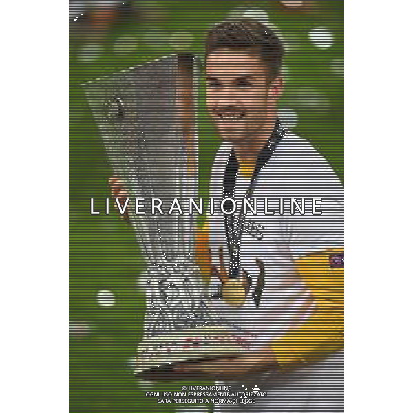 COLOGNE, GERMANY - AUGUST 21: Alfonso Pastor of Sevilla FC celebrates victory with the UEFA Europa League trophy after the UEFA Europa League Final between Seville and FC Internazionale at RheinEnergieStadion on August 21, 2020 in Cologne, Germany. (Photo by Stuart Franklin - UEFA/UEFA via Getty Images) AG ALDO LIVERANI SAS