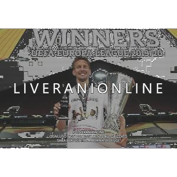 COLOGNE, GERMANY - AUGUST 21: Luuk de Jong of Sevilla poses with the man of the match award and the winners trophy following the UEFA Europa League Final between Seville and FC Internazionale at RheinEnergieStadion on August 21, 2020 in Cologne, Germany. (Photo by Alexander Hassenstein - UEFA/UEFA via Getty Images) AG ALDO LIVERANI SAS