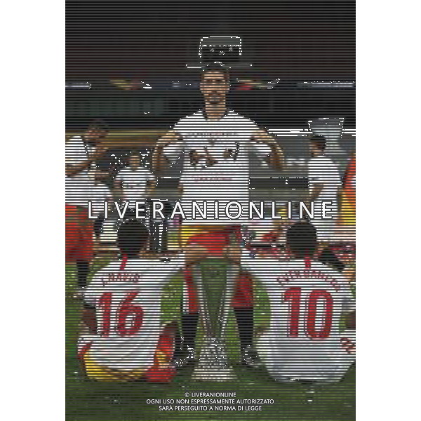COLOGNE, GERMANY - AUGUST 21: Jesus Navas, Sergio Escudero, and Ever Banega of Sevilla celebrate with the UEFA Europa League Trophy following their team\'s victory in during the UEFA Europa League Final between Seville and FC Internazionale at RheinEnergieStadion on August 21, 2020 in Cologne, Germany. (Photo by Alexander Hassenstein - UEFA/UEFA via Getty Images) AG ALDO LIVERANI SAS